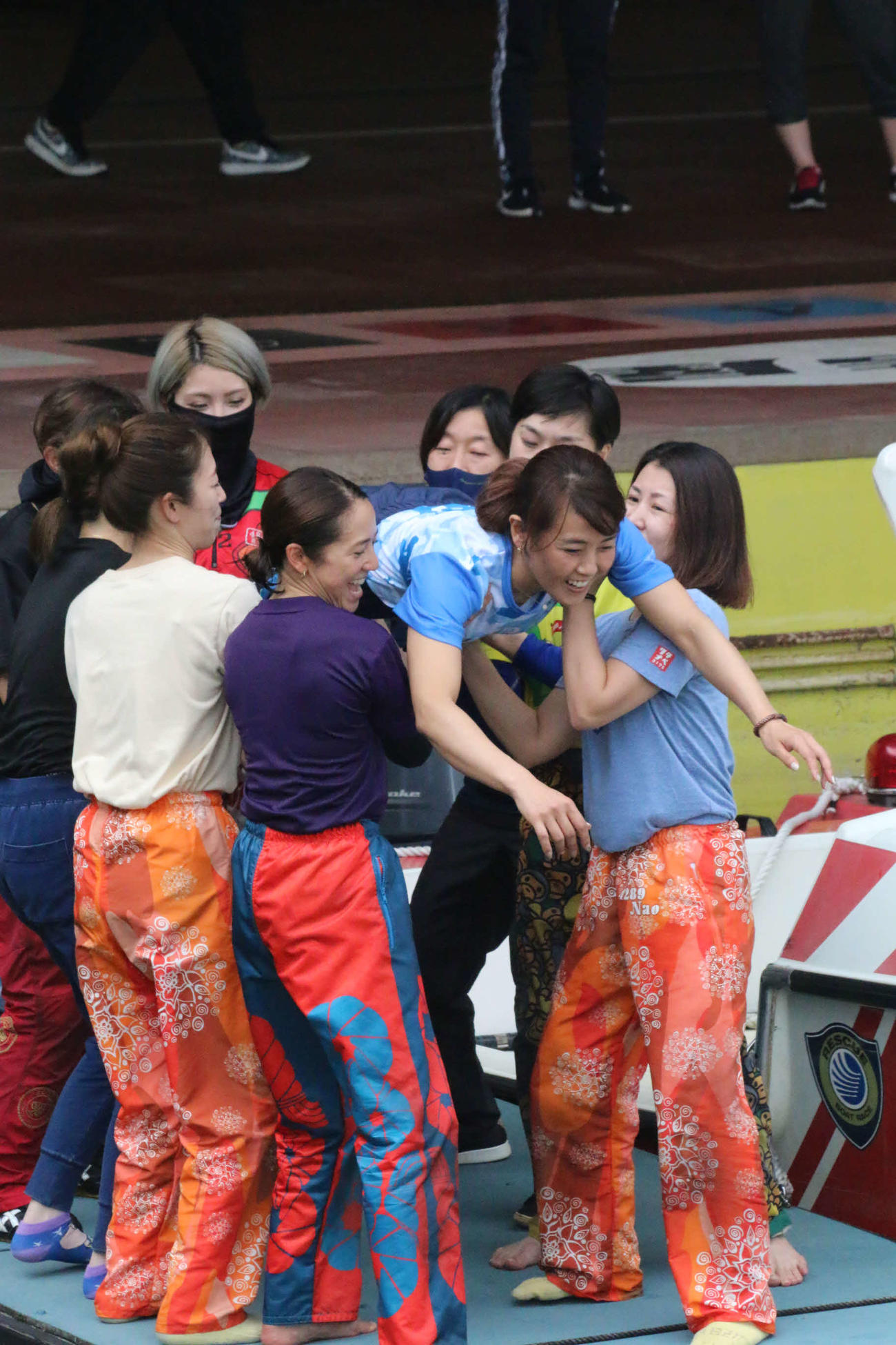 ヴィーナスシリーズ第10戦MONTHLY BOATRACE杯　通算1000勝を達成した香川素子（左）は水神祭のため、みんなに抱え上げられる