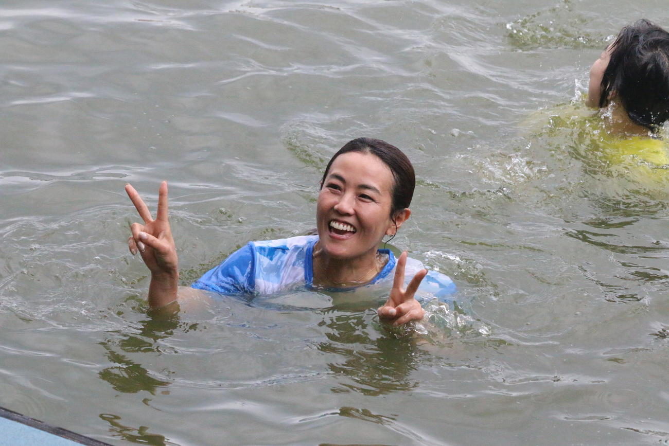 ヴィーナスシリーズ第10戦MONTHLY BOATRACE杯　通算1000勝を達成した香川素子は水神祭を行い、両手でVサイン