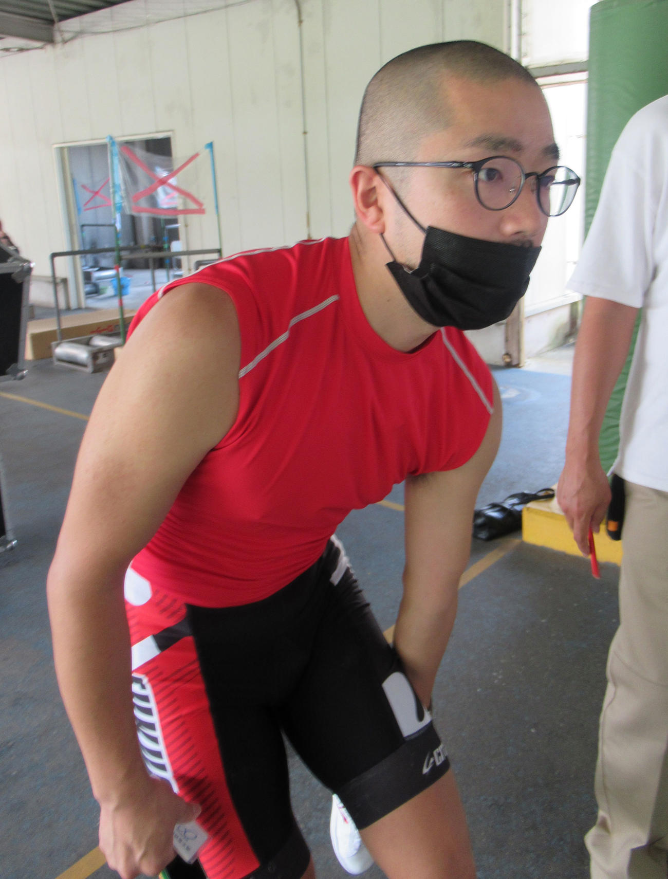 小松島競輪場　頭をきれいに刈って調子が上がったと話す6Rの小竹洋平（撮影・岡田晋）