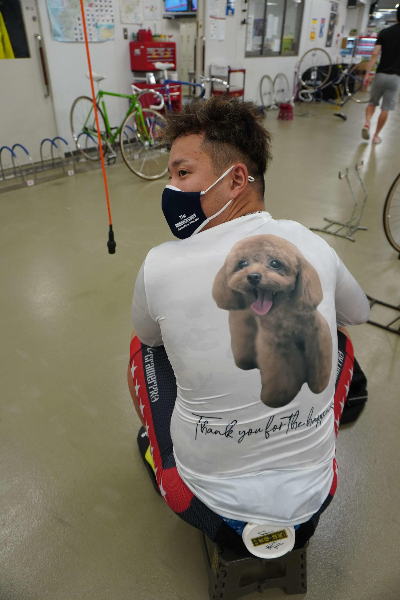 今は亡き愛犬ココを背に復活を目指す青柳靖起（撮影・秋山正則）