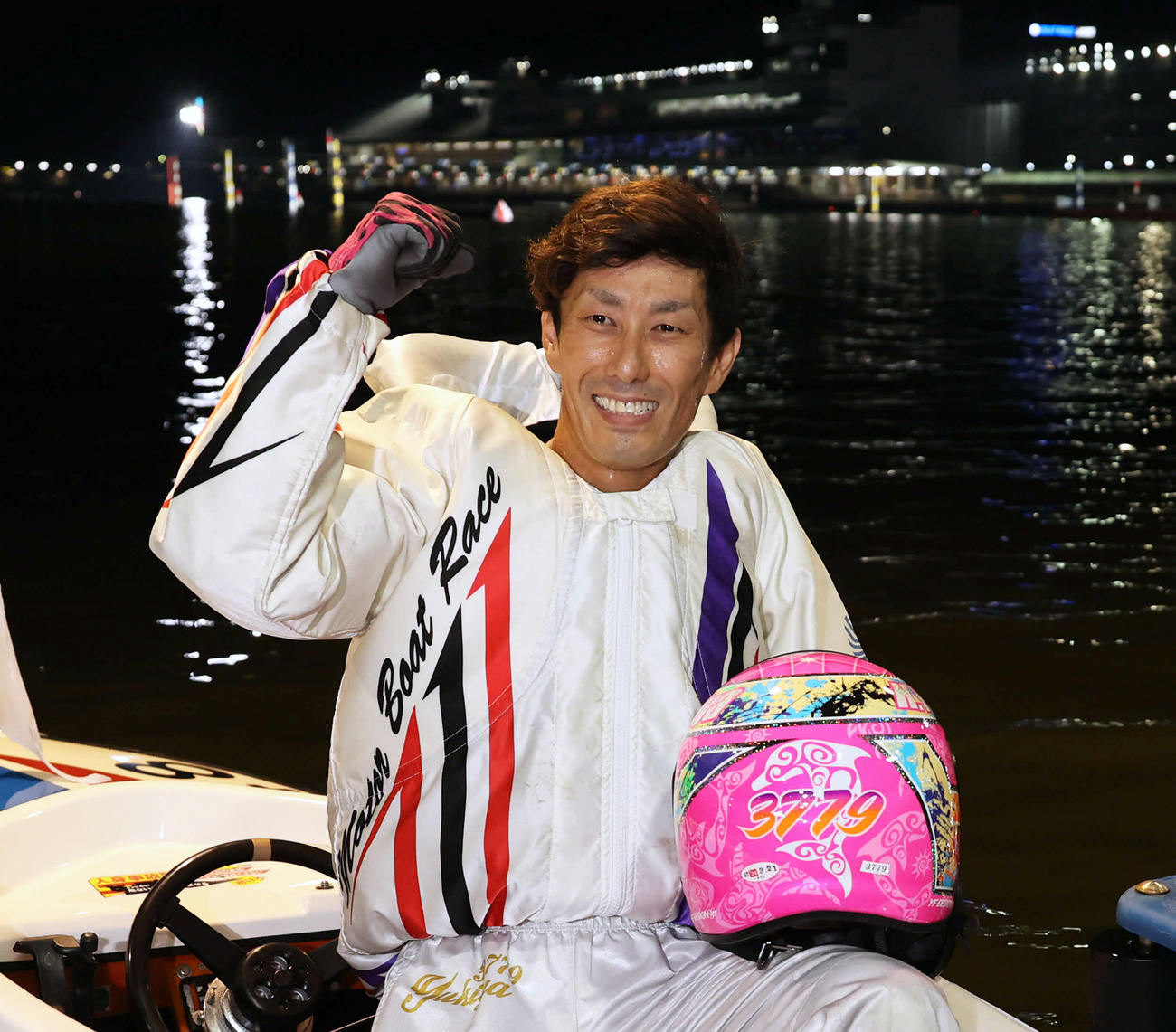 11年9カ月ぶりのSG制覇の原田幸哉はガッツポーズ（撮影・渦原淳）