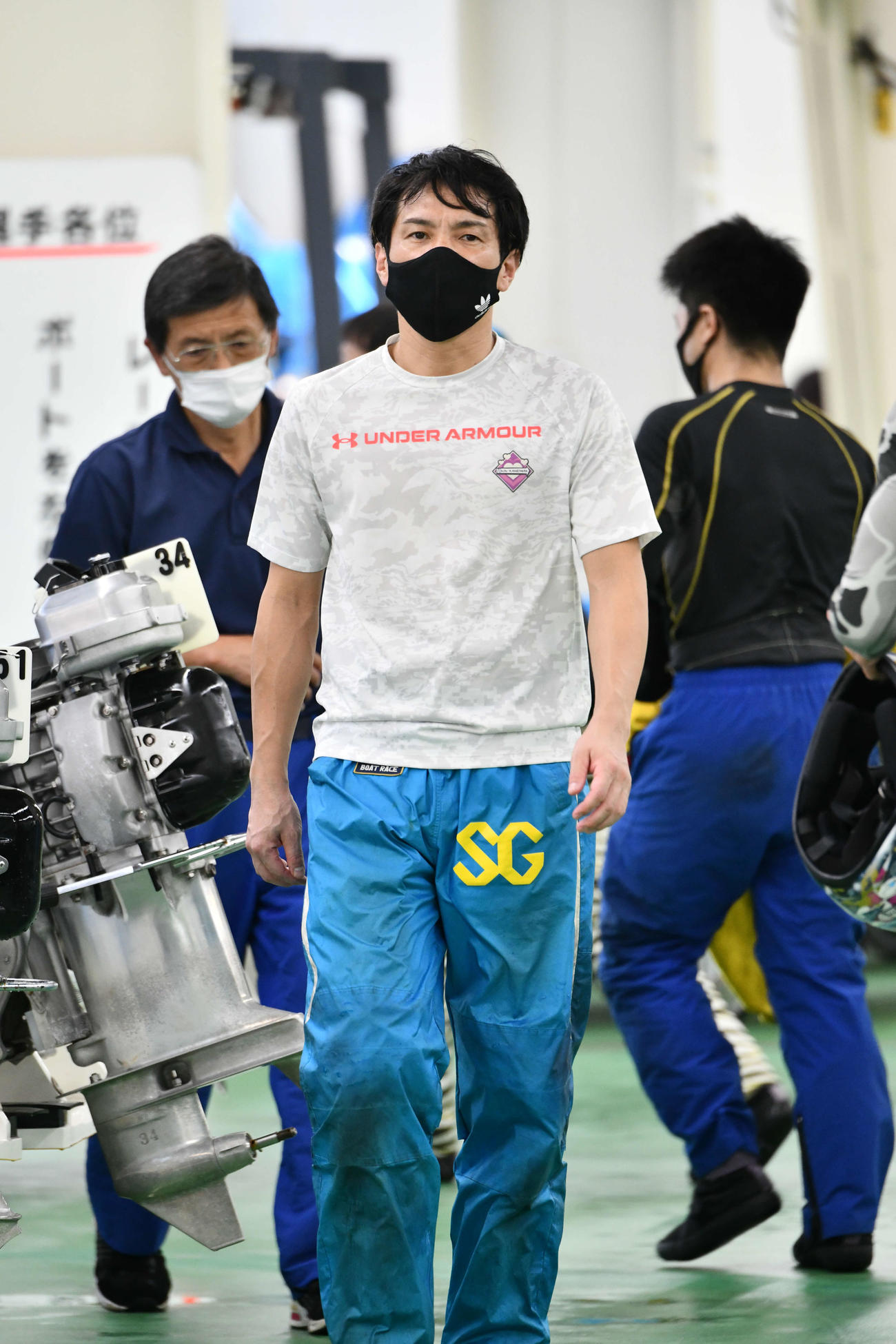 準優11R、萩原秀人（中央）が隙なく逃げる