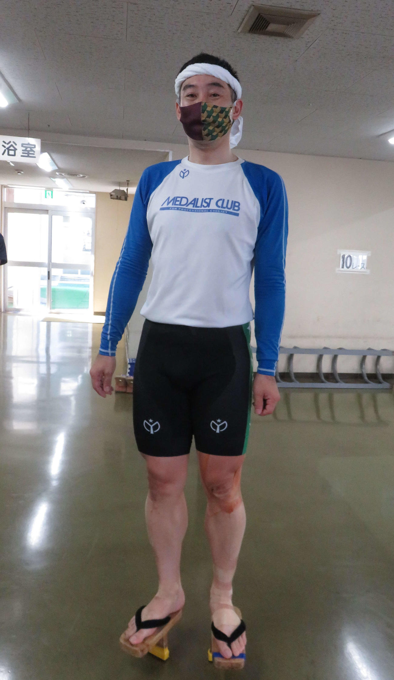 好スタートを切った金山栄治が、レース後に高げたを履いてクールダウンする（撮影・野島成浩）