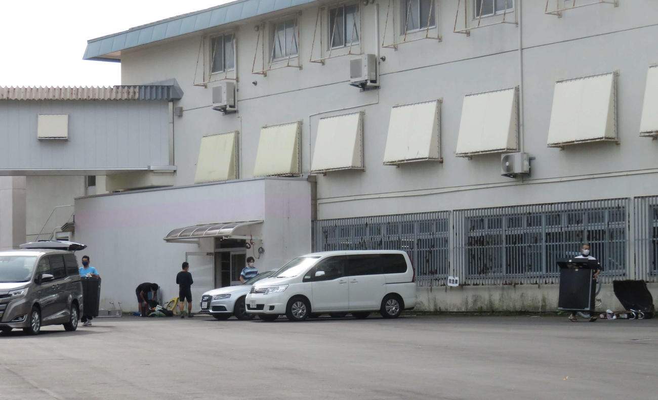 青森競輪の開催中止・打ち切りが決まり、選手管理棟の外で帰郷の準備をする選手たち（撮影・野島成浩）