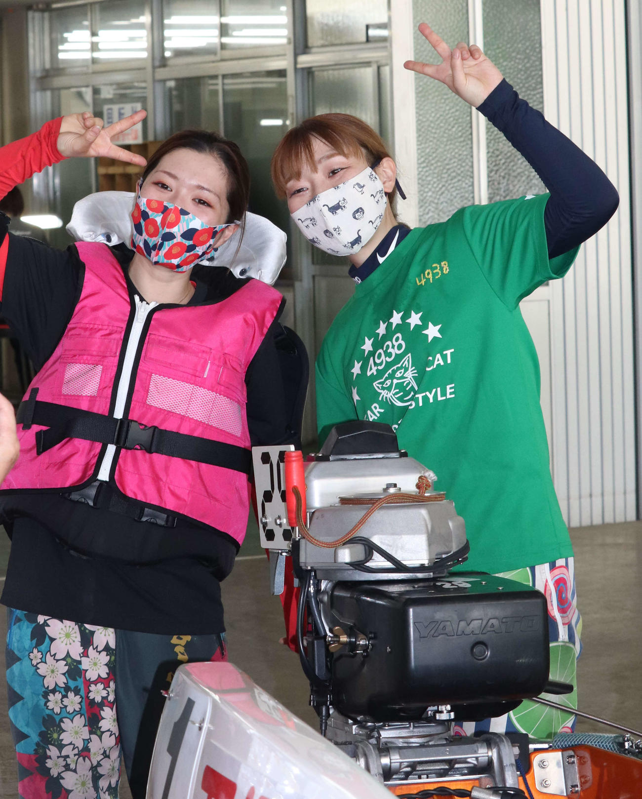 3日目を2、1着と急浮上の小芦るり華（右）。親友の西橋奈未と笑顔のVポーズ（撮影・神田成史）