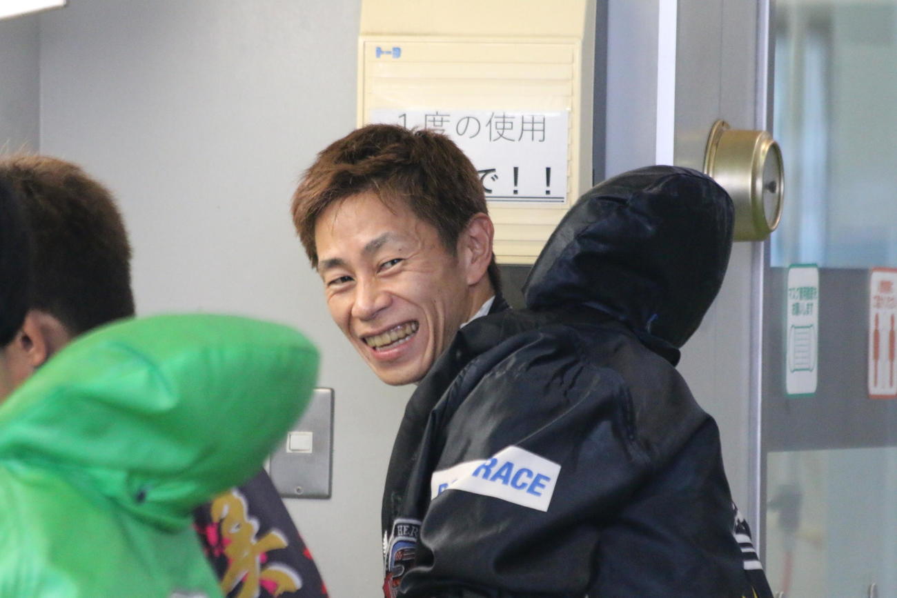6Rで2コースから3着に残した妹尾忠幸が3位通過し、準進9Rでイン速攻を決める