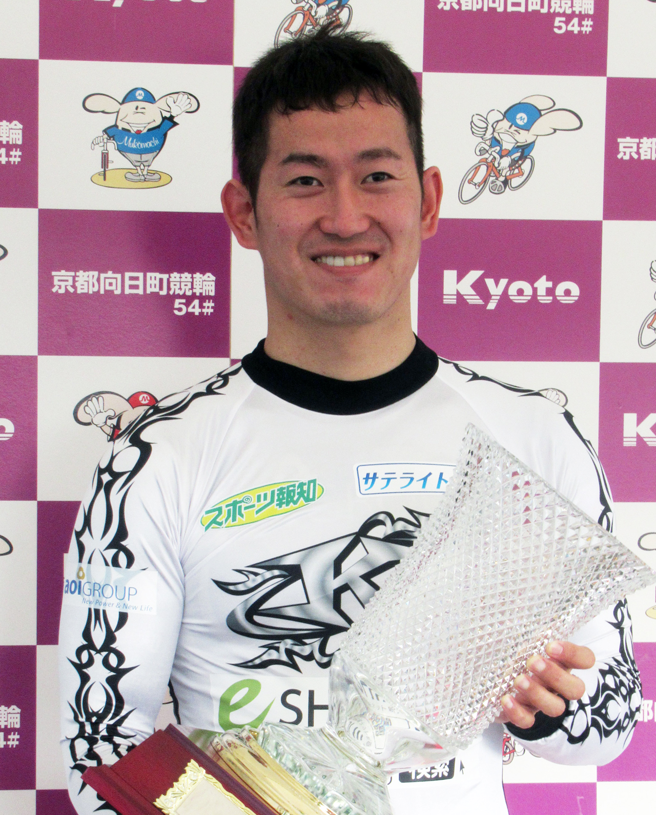 完全Vを果たし優勝カップを手にする脇本雄太（撮影・岡田晋）