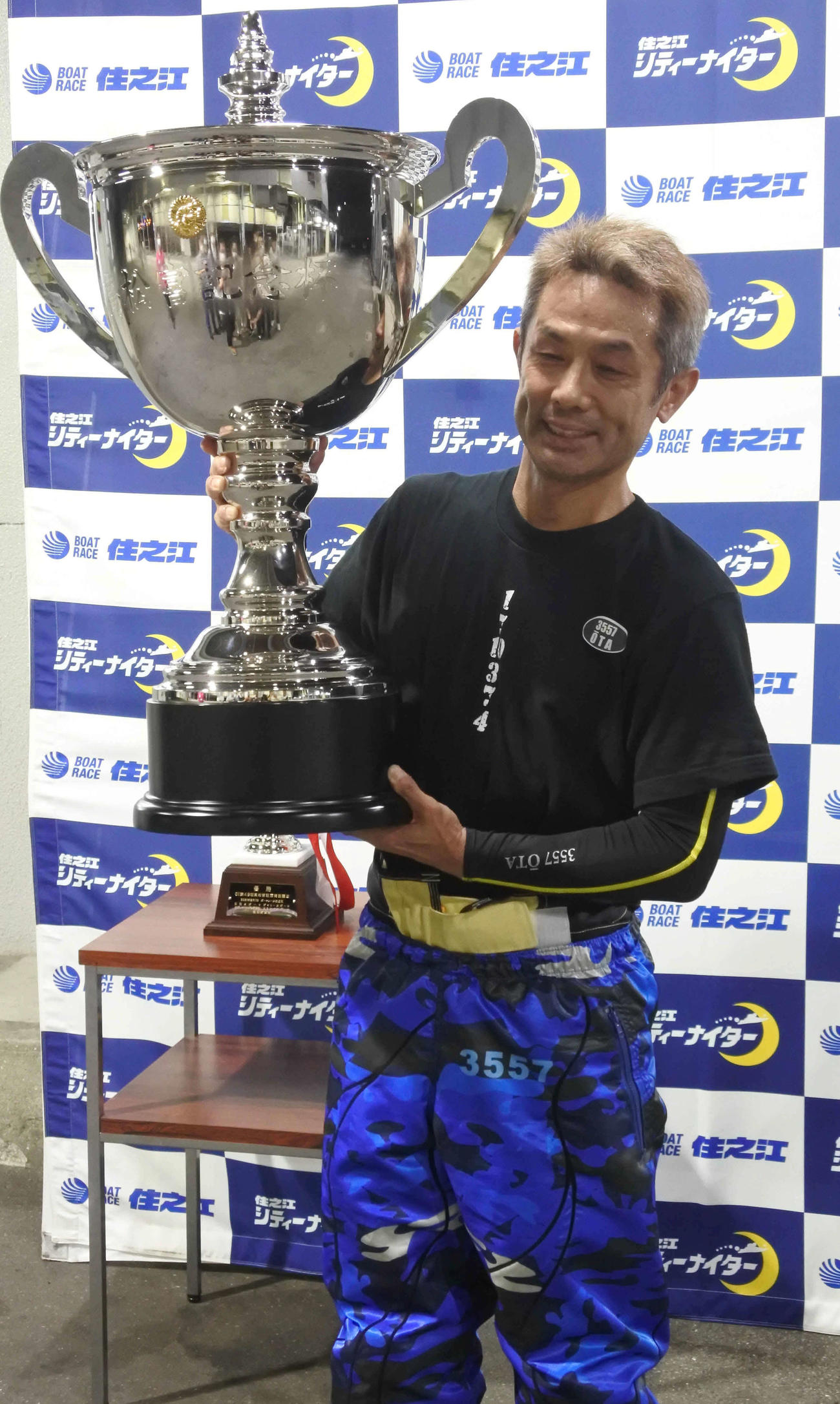 笑顔で優勝カップを掲げる太田和美