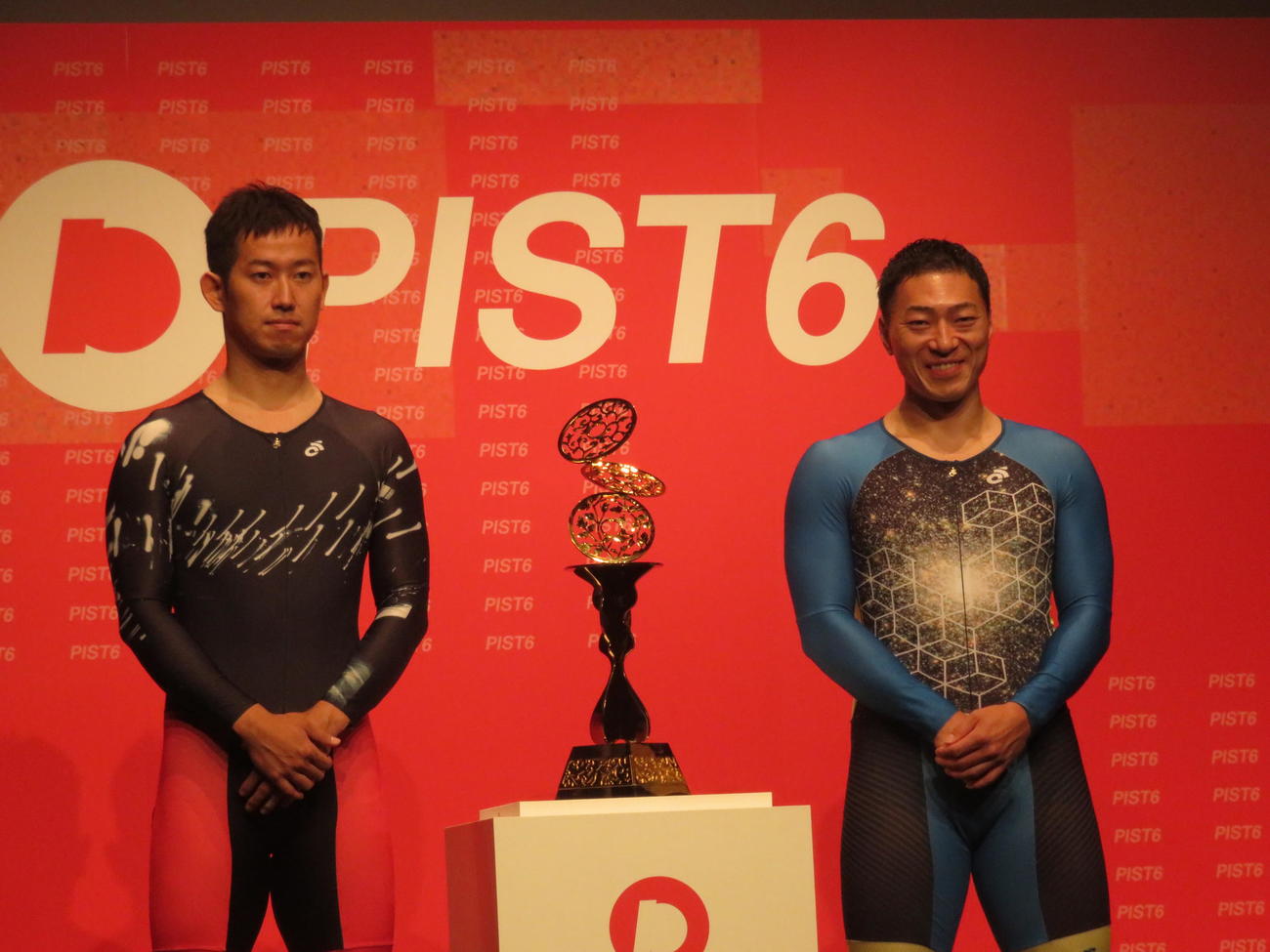 PIST66優勝トロフィーと写真に収まる脇本雄太（左）と新田祐大