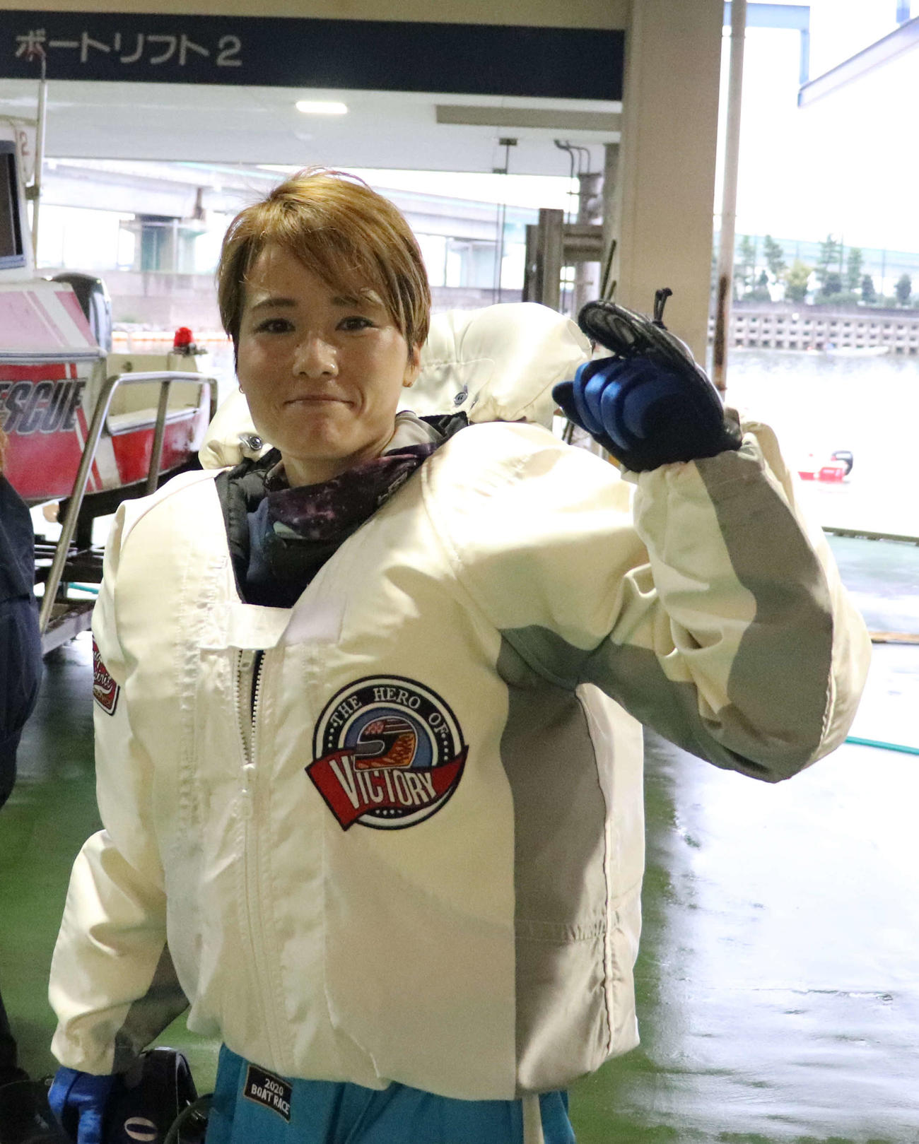 ウイニングランを終えた平高奈菜がガッツポーズ