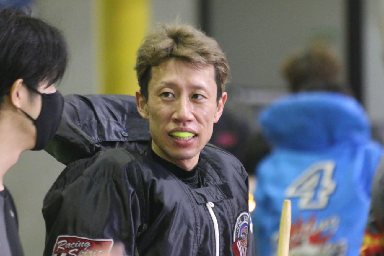 準優2着で優勝戦4枠を勝ち取った松尾昂明が伸び足を生かし、カドから果敢に攻める