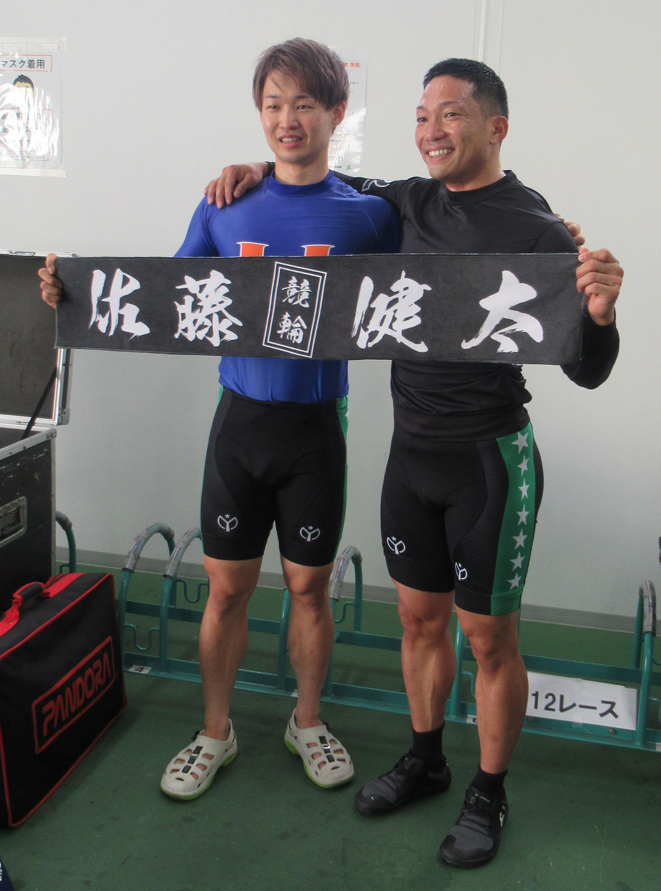 チャレンジ決勝を制した佐藤健太（右）は、2着の上野恭哉と喜びを分かち合う（撮影・岡田晋）