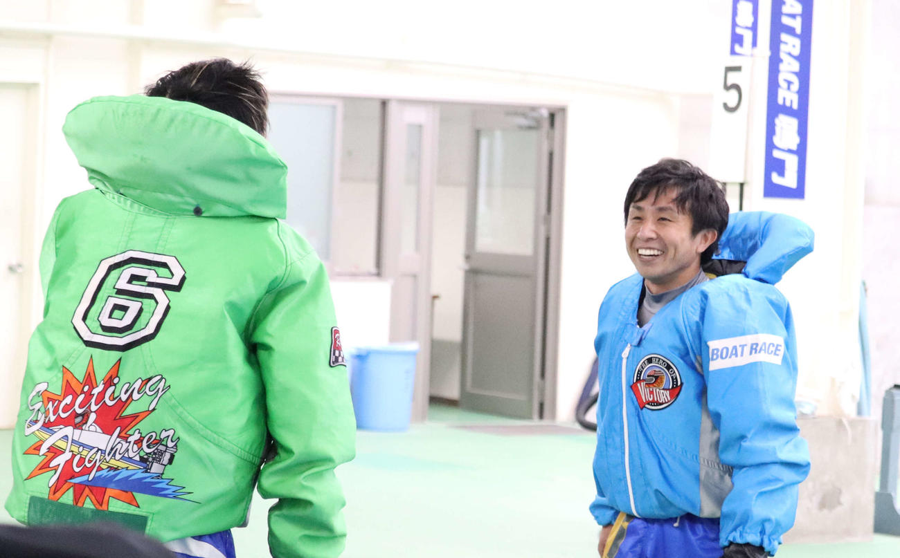 菅章哉（右）が打倒・峰竜太（左）を果たして喜びを爆発させた