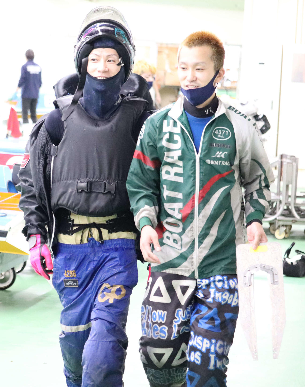 岡崎恭裕（左）が鳴門周年連覇への足場を固める（右は西山貴浩）
