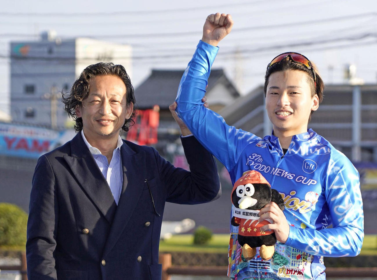 優勝し、元競輪選手で父の幸二氏（左）と記念撮影する山口拳矢（共同）