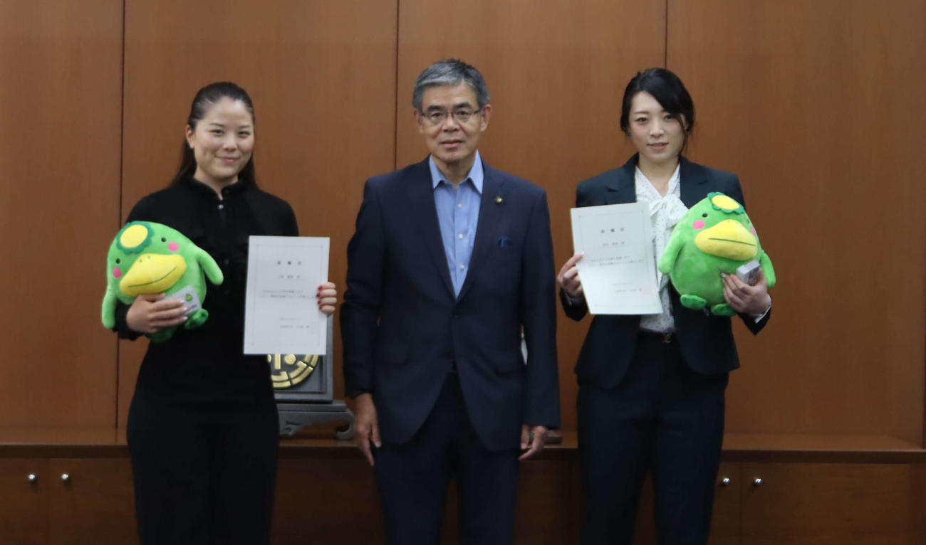 ガールズケイリンの小林優香（左）と児玉碧衣（右）が「くるめふるさと大使」に選ばれた。中央は大久保勉久留米市長