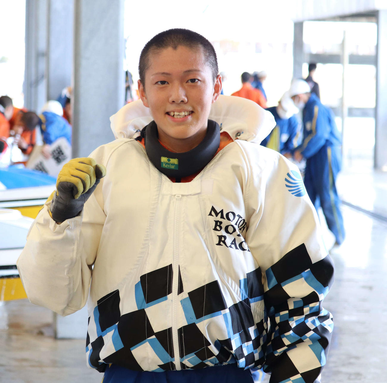 ボート129期養成所チャンプとなった西岡顕心がガッツポーズ