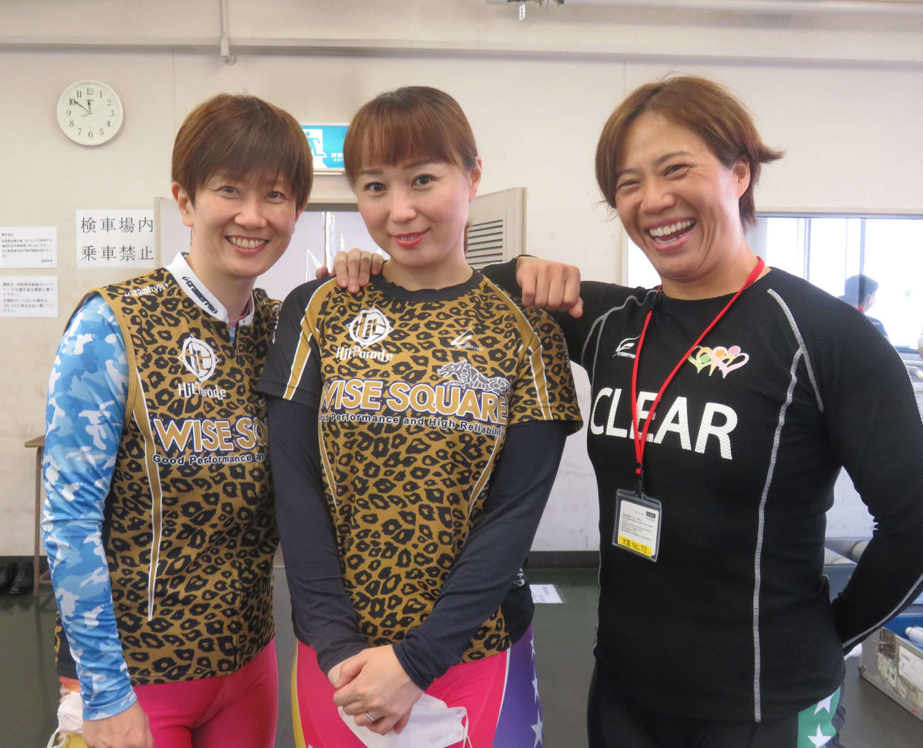ガールズケイリン新潟1期生。右から加瀬加奈子、田中麻衣美、藤原亜衣里（撮影・栗田文人）