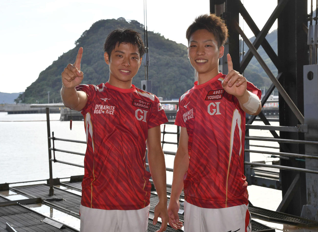 G1初勝利の沢田尚也（左）と吉田凌太朗は、水神祭を終えて指で1勝目の1を作った（撮影・岩下翔太）