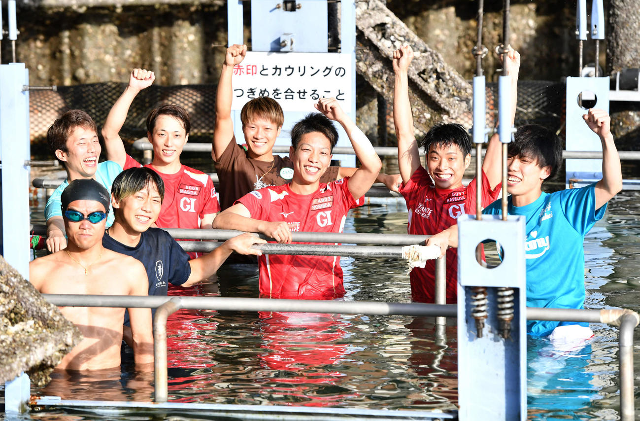 吉田凌太朗（中央）、沢田尚也（右から2人目）のG1初勝利の水神祭は、リフトに乗って水面に浸かる形で行われた（前列左から野中一平、黒野元基、後列左から前田篤哉、前田滉、中村泰平、2人おいて吉田裕平）（撮影・岩下翔太）