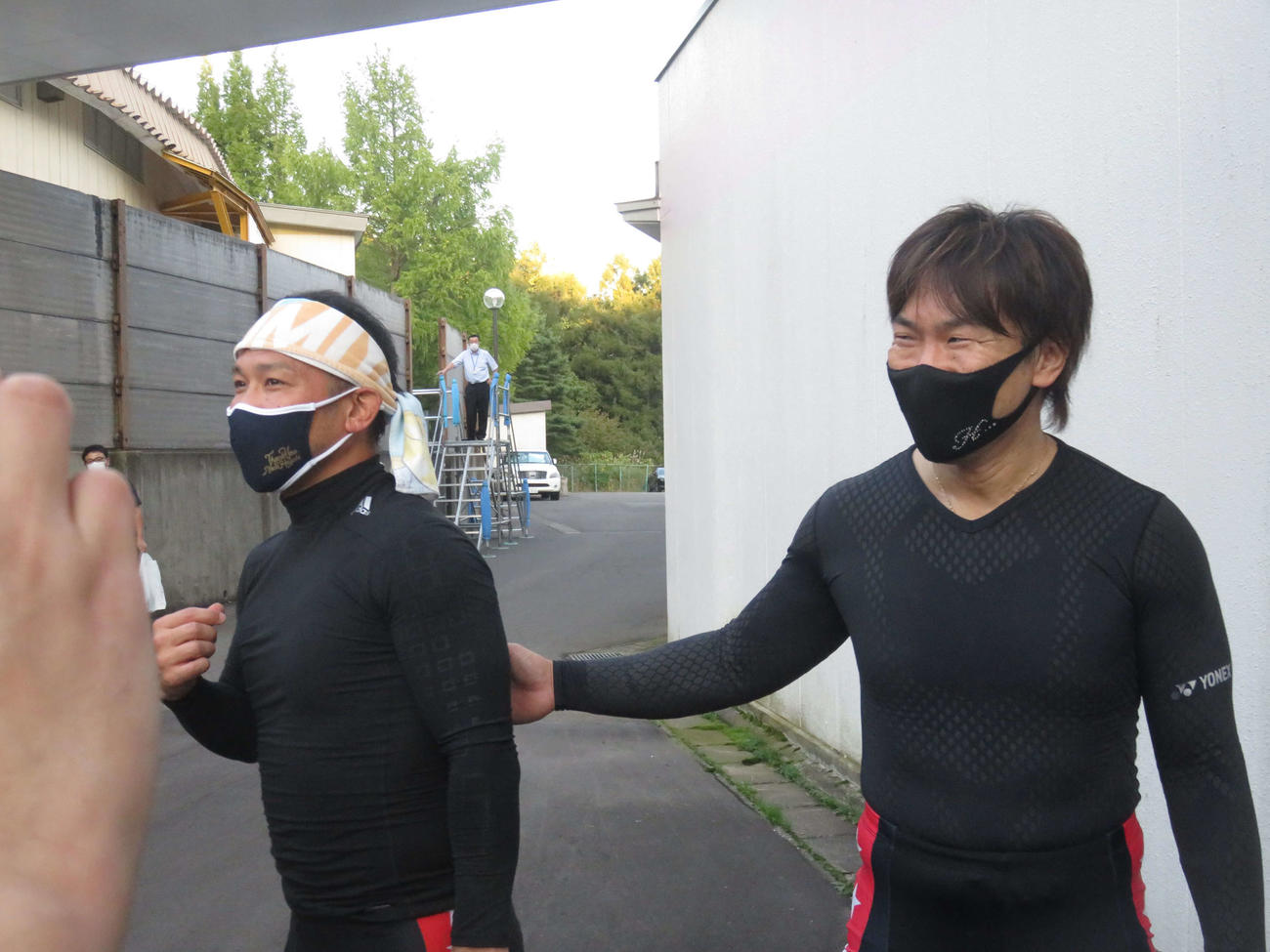 東口善朋（右）は同期吉田敏洋の内を突き苦笑いで謝罪