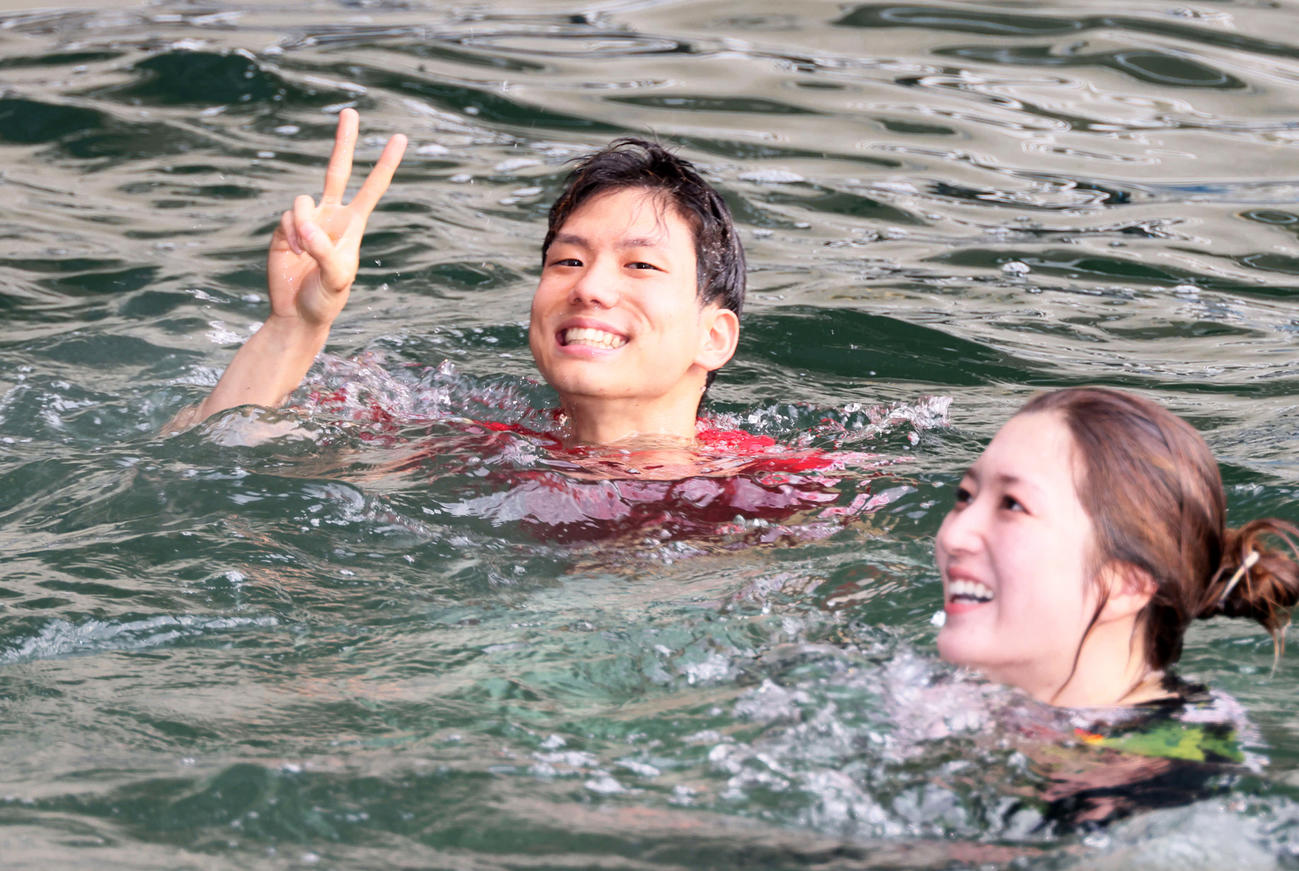 水神祭を行った中山将太（左）（撮影・加藤孝規）