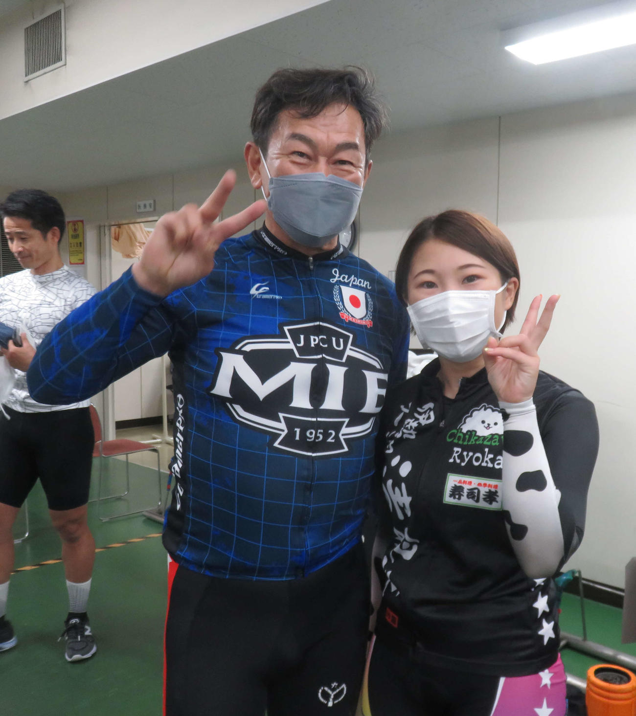 まるで親子？　師匠の萩原操（左）とツーショットに収まる近沢諒香（撮影・栗田文人）
