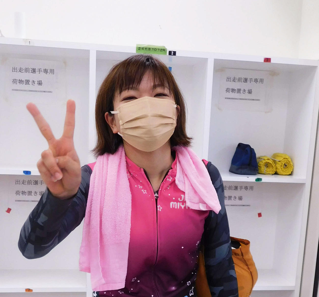 巧者ぶりを見せた那須萌美はVサイン？　ではなく2着のサイン