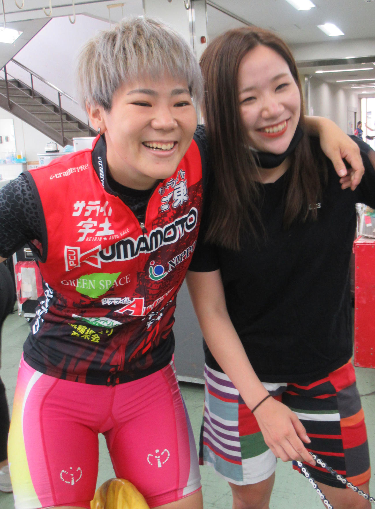 奈良競輪場　ガ予1・7Rの大久保花梨（右）は、初日別のレースとなった橋本佳耶と笑顔を見せる（撮影・岡田晋）