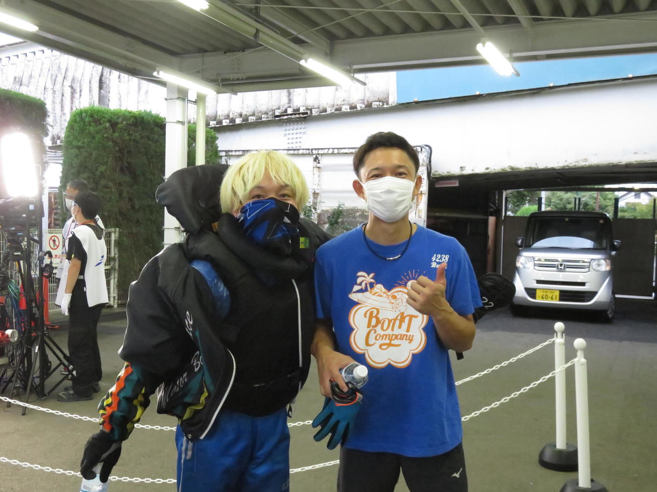 1着勝負成功の竹田辰也（左）。同期の毒島誠も祝福