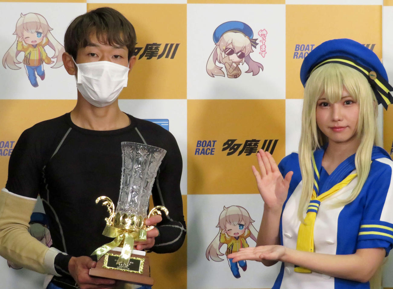 ボートレース多摩川アンバサダーのえなこ（右）に祝福される茅原悠紀