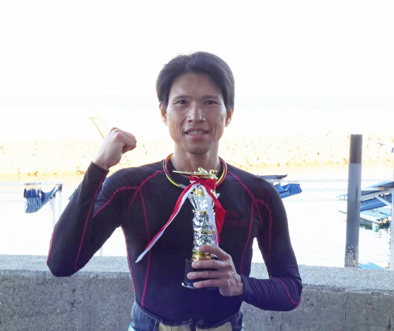 児島初優勝を飾り、笑顔でいっぱいの北村征嗣（撮影・前原一樹）