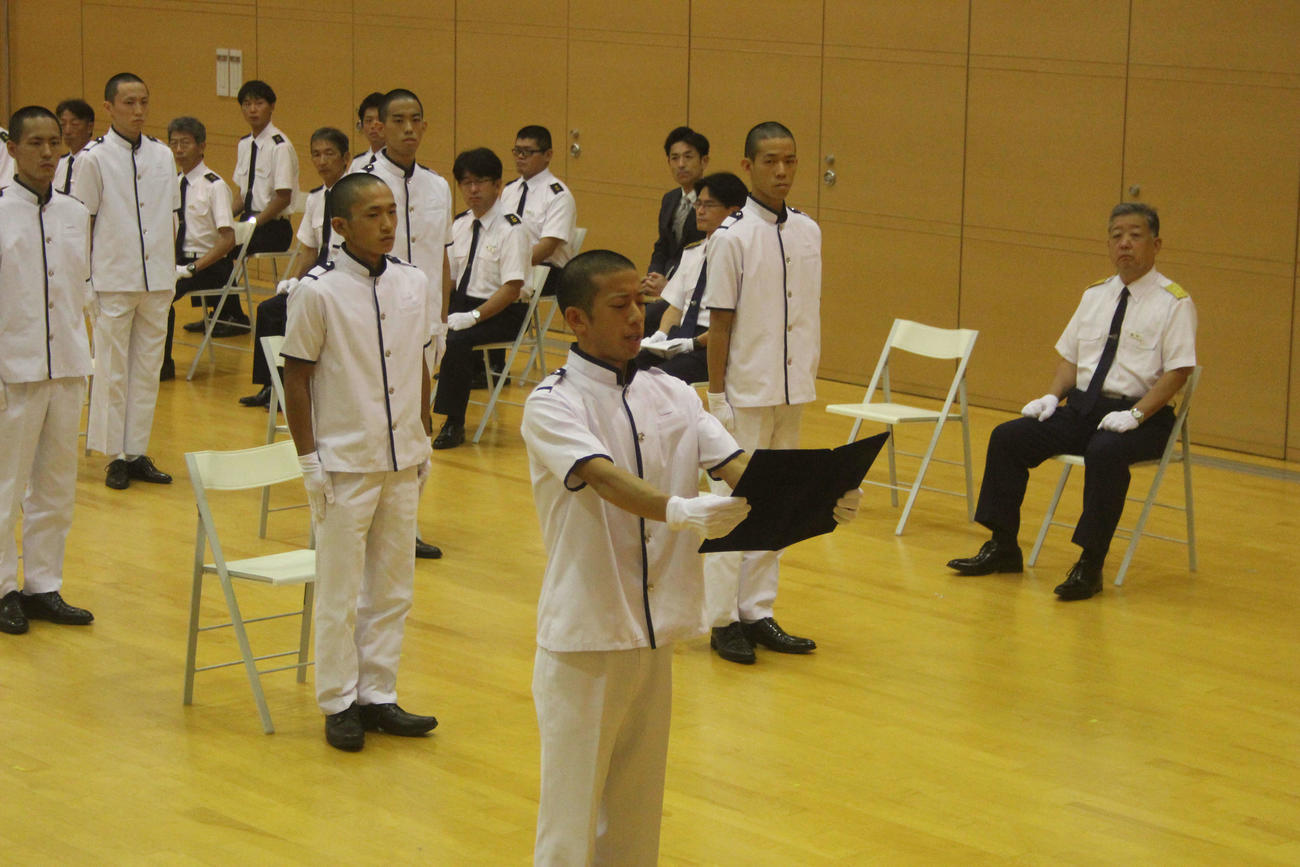 131期を代表して入所式で「誓いのことば」を述べる野田昇吾