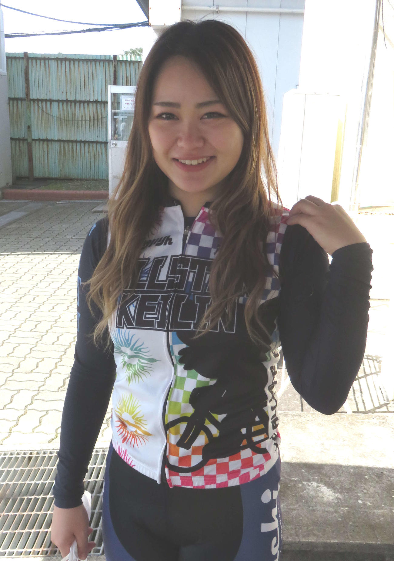 完治した左鎖骨をさすりながら抱負を話す鈴木樹里（撮影・野島成浩）