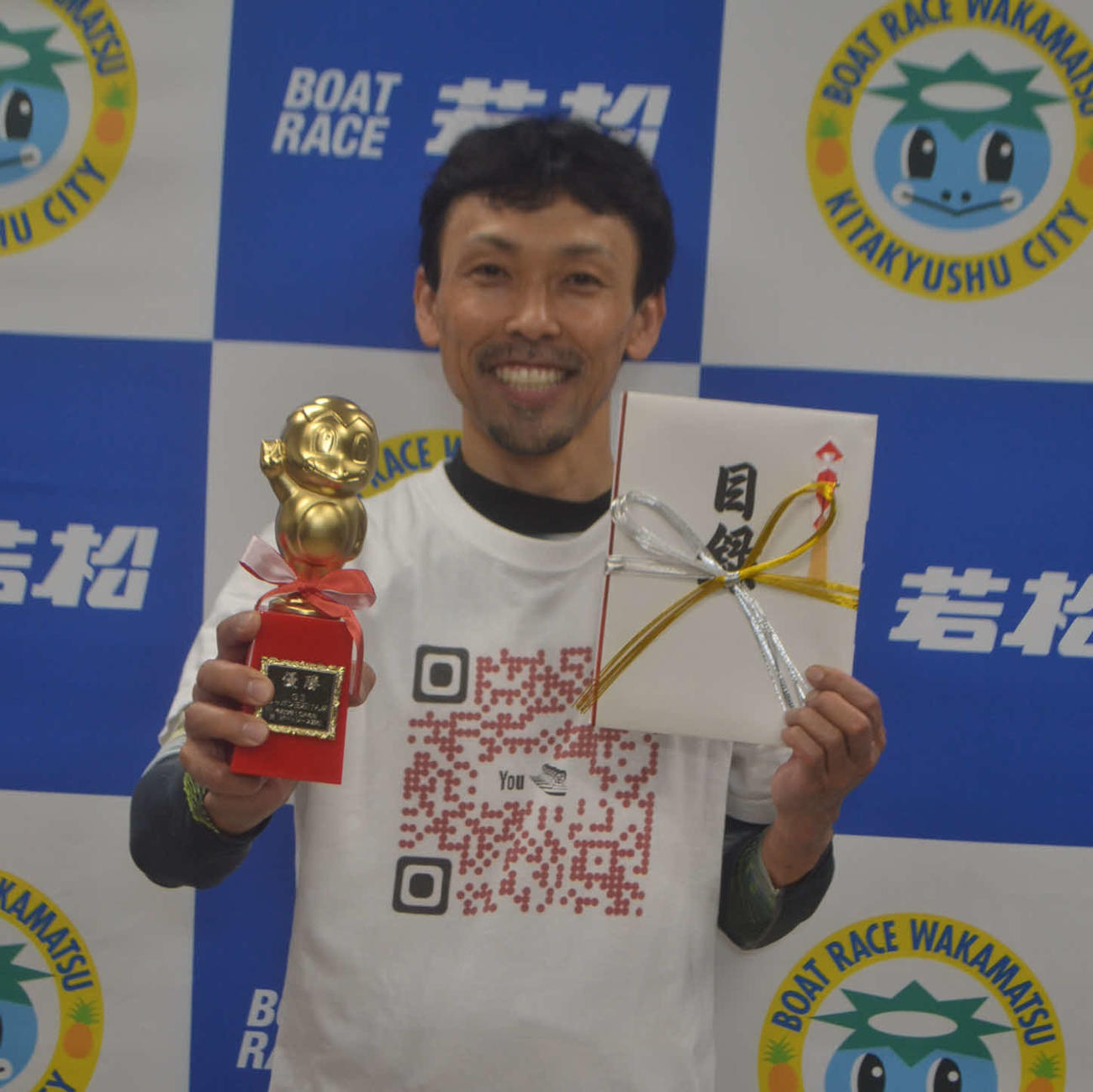 今年3度目の優勝を飾った上平真二は、トロフィーと目録を手に笑顔を見せた