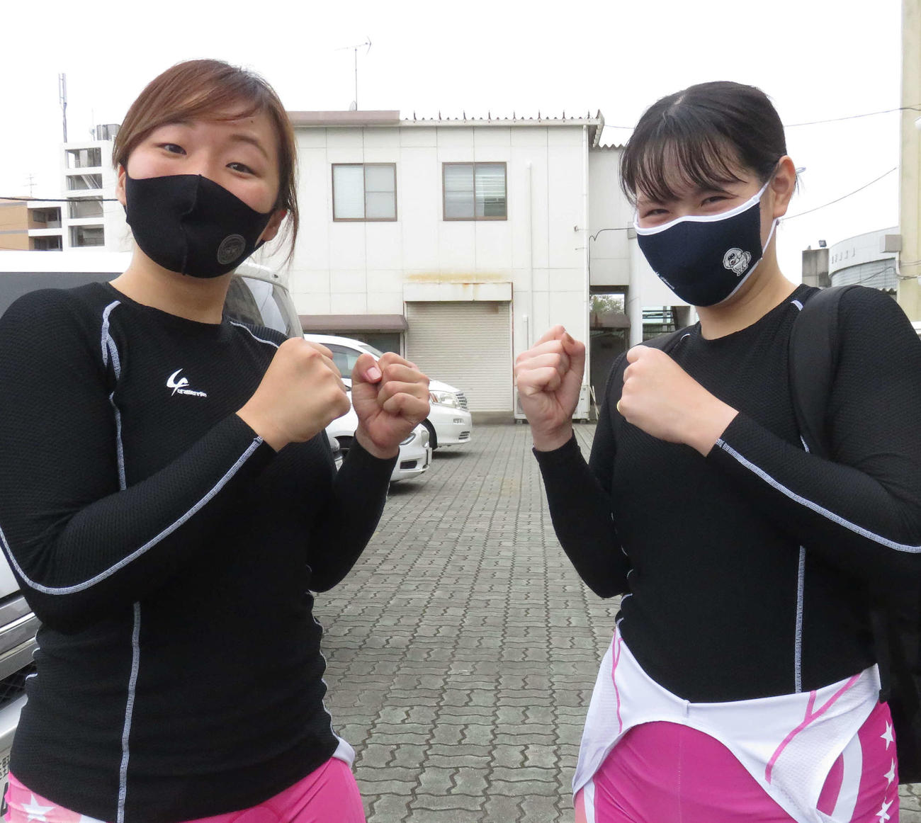 決勝でのリターンマッチをにらみ火花を散らす鈴木美教（左）と細田愛未（撮影・野島成浩）