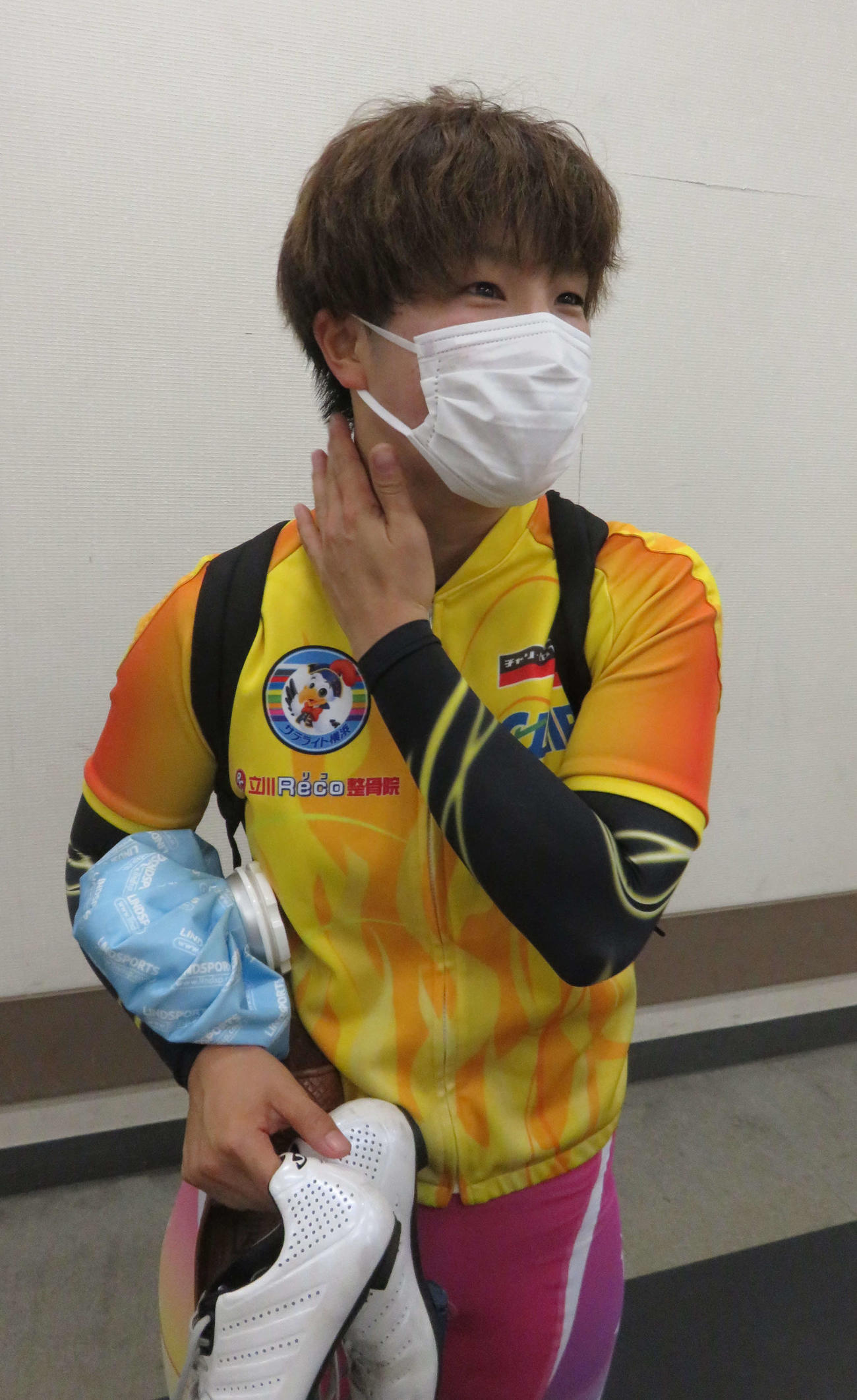 小林莉子がアクシデントで傷が入ったシューズを手にレースを振り返る（撮影・野島成浩）