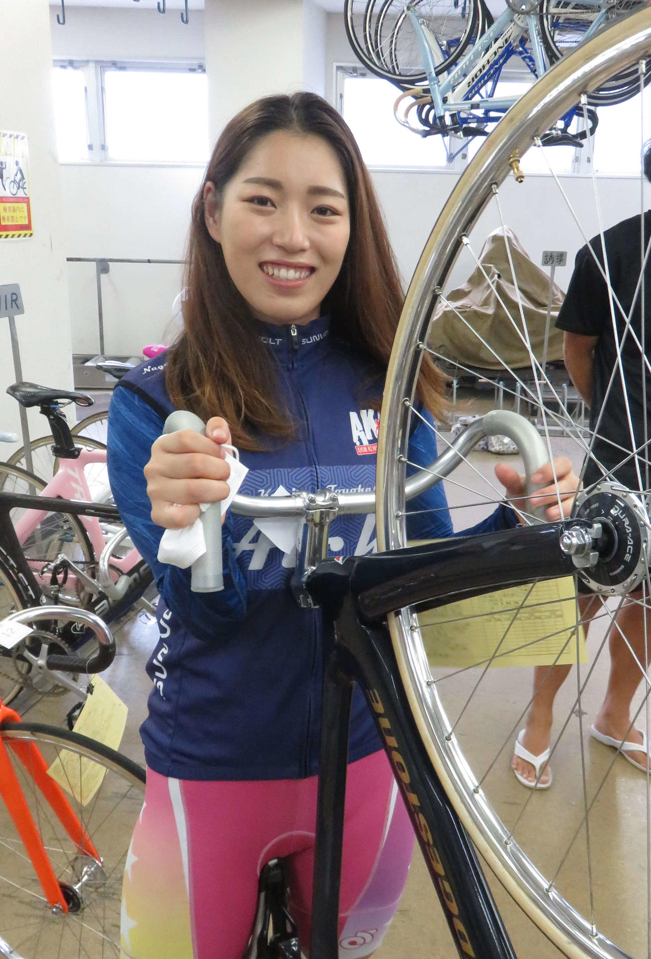 借り物フレームで奮闘する高橋智香（撮影・野島成浩）