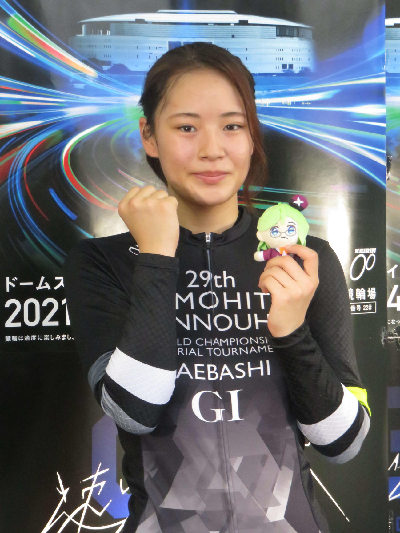 前橋競輪のキャラクターまえばしめぐみを手に初勝利を喜ぶ本多優