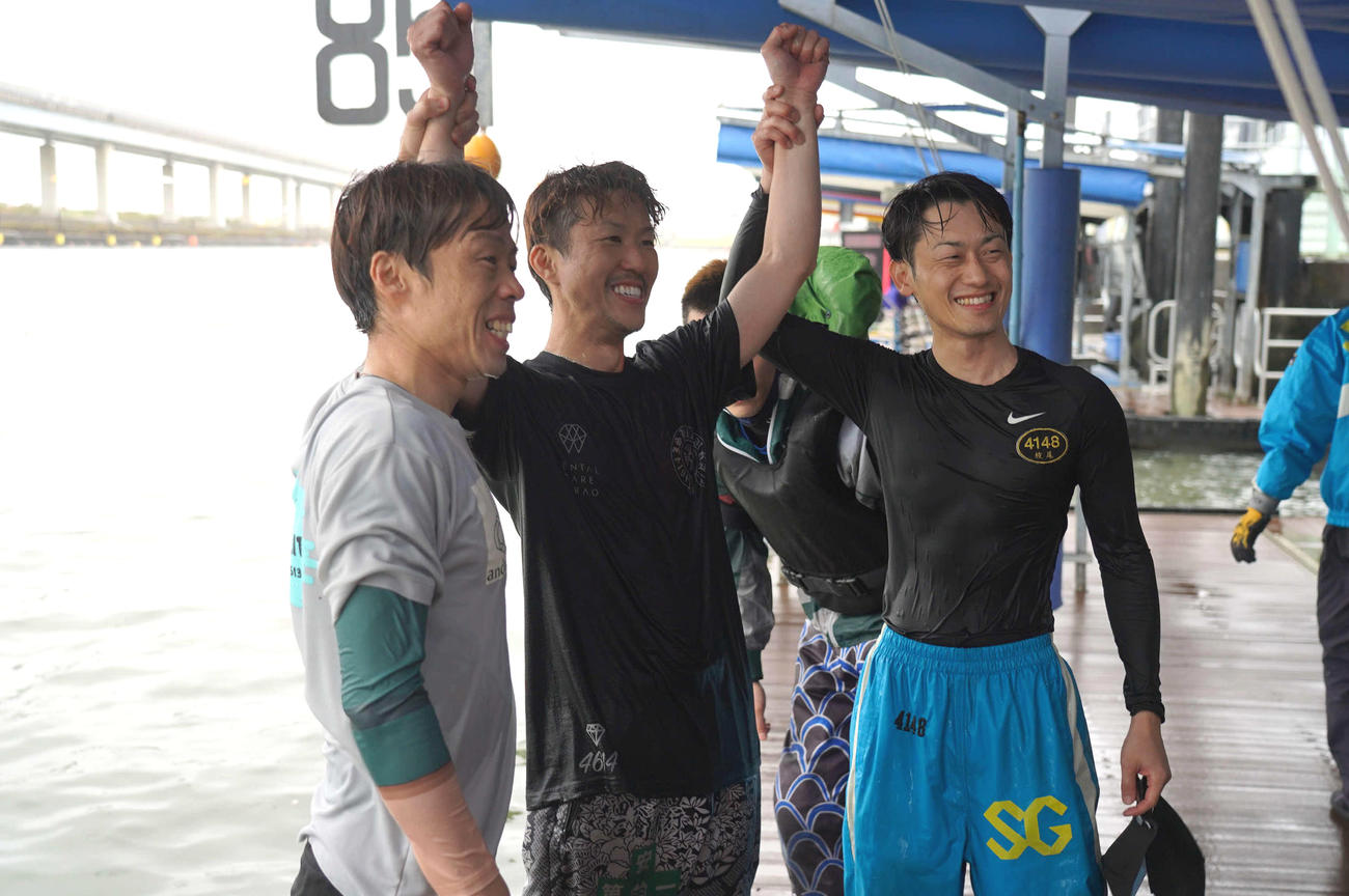 石倉洋行（中）がG1初勝利。水神祭後、枝尾賢（右）、江夏満（左）と記念撮影