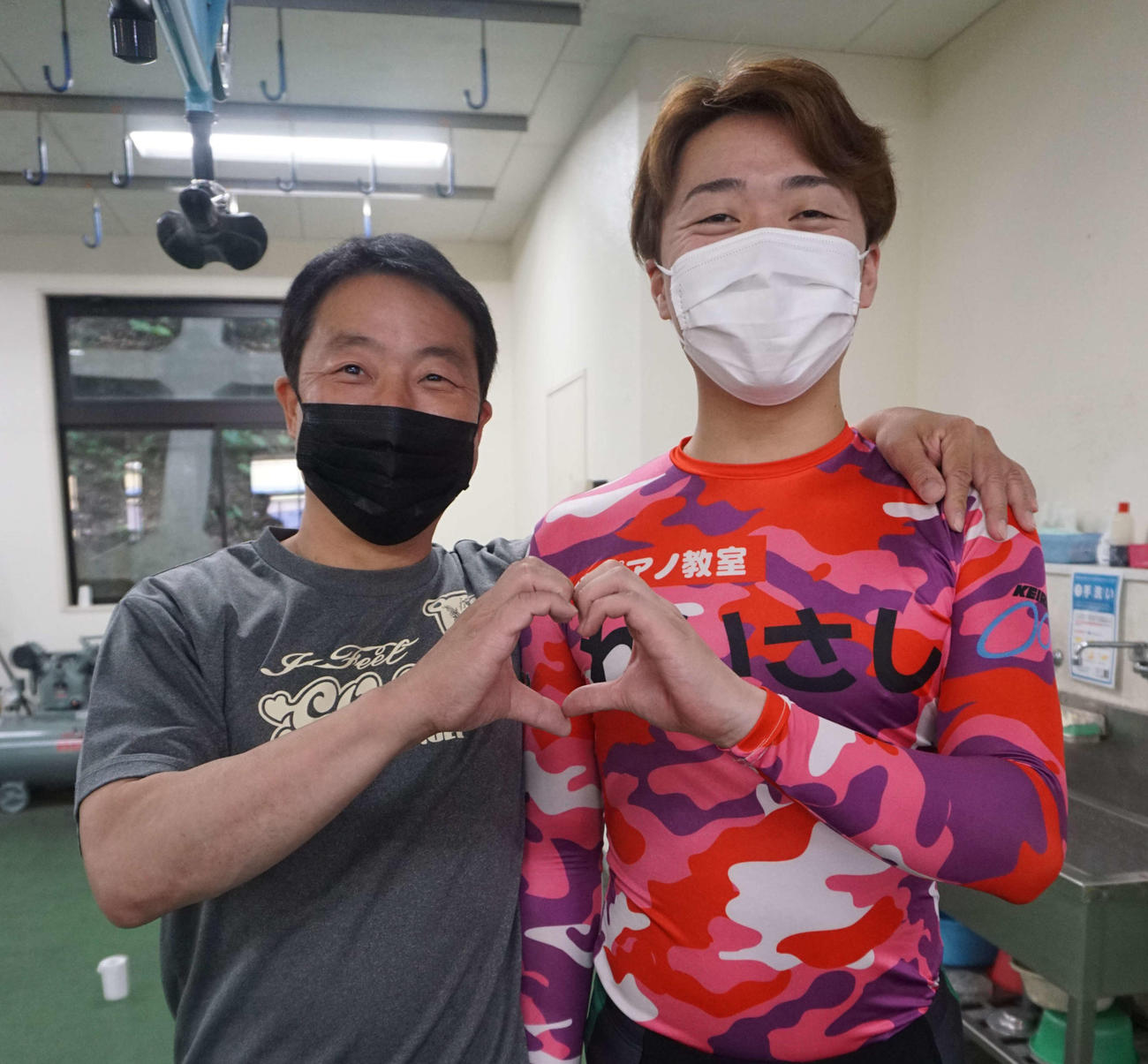 決勝進出した入江航太（右）は師匠の松尾正人とハートマークのポーズを作って師弟愛をアピール