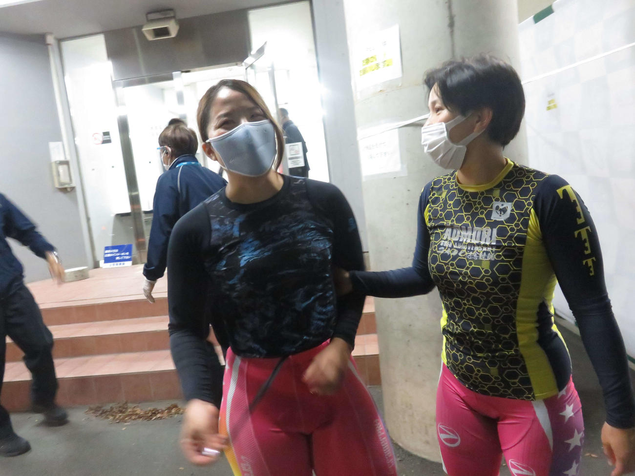 準優勝を悔しがる小林優香（左）は、3着の奈良岡彩子になぐさめられる