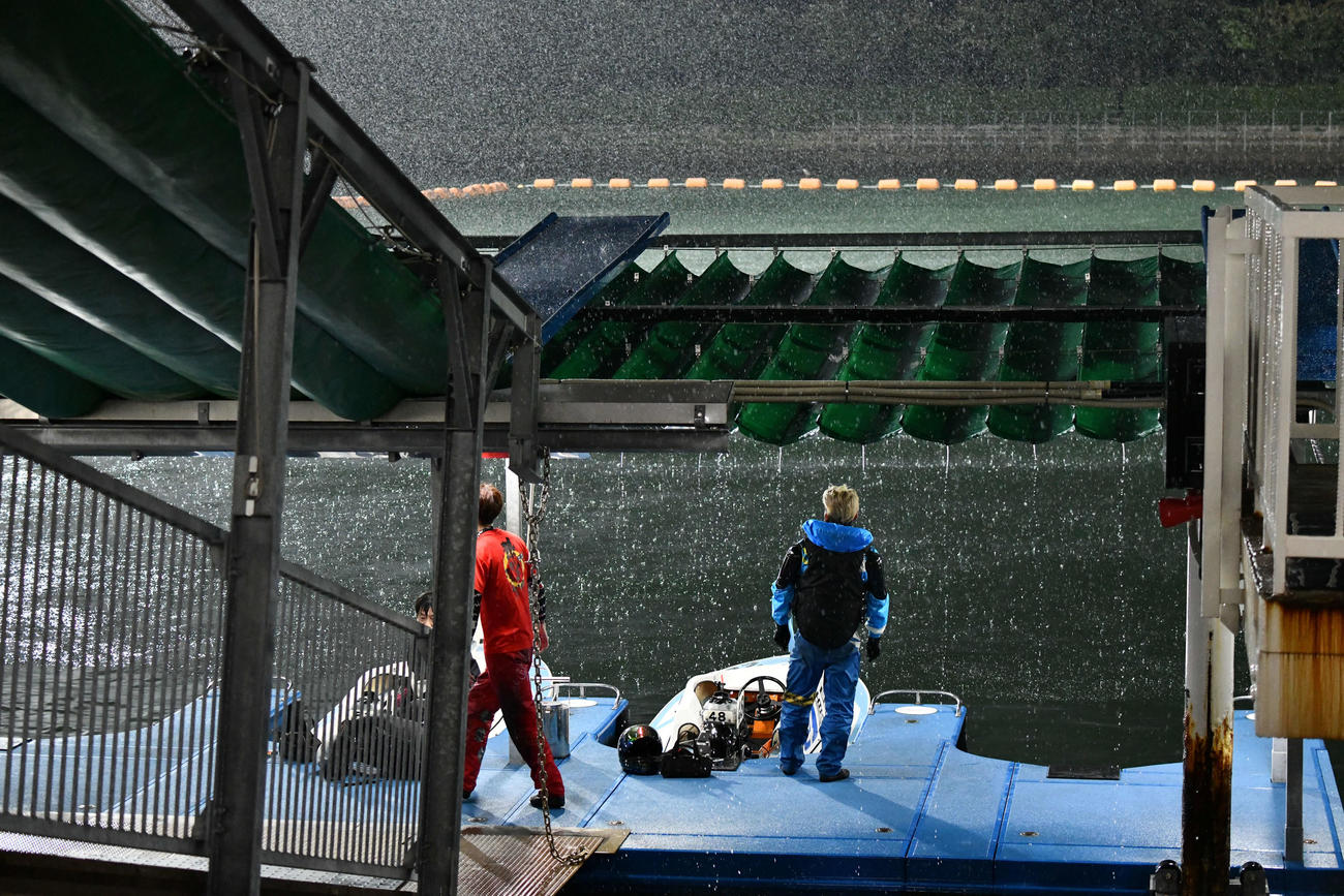 突然の大雨に見舞われた水面