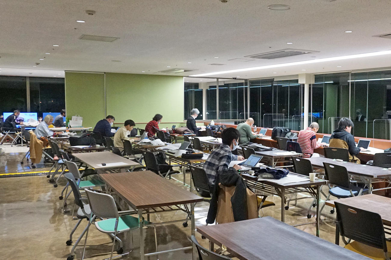 レース終了後、スポーツ紙の記者は深夜まで仕事に追われる