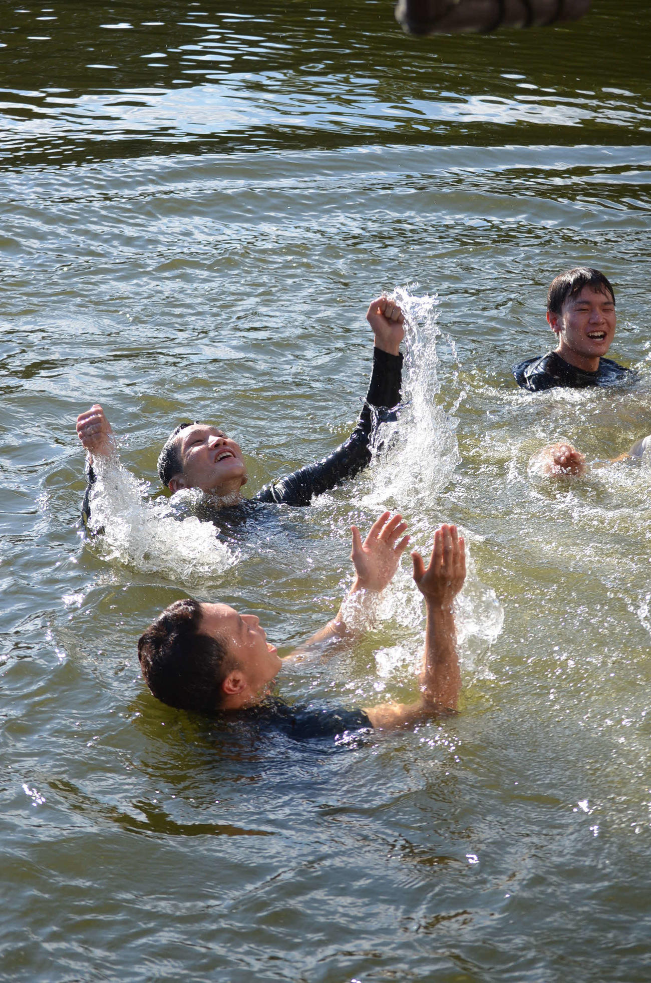 初優勝の水神祭で両手でガッツポーズの高橋竜矢（中央）