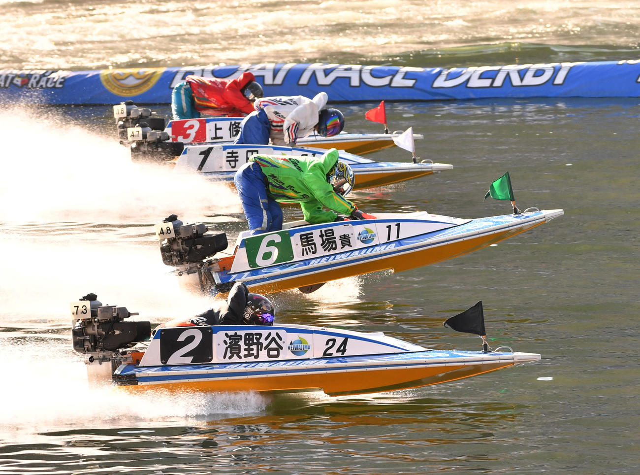 ダービー3日目予選8R、1周目の2Mを回る1着馬場貴也（6）、2着浜野谷憲吾（2）、3着上條暢崇（3）（撮影・柴田隆二）