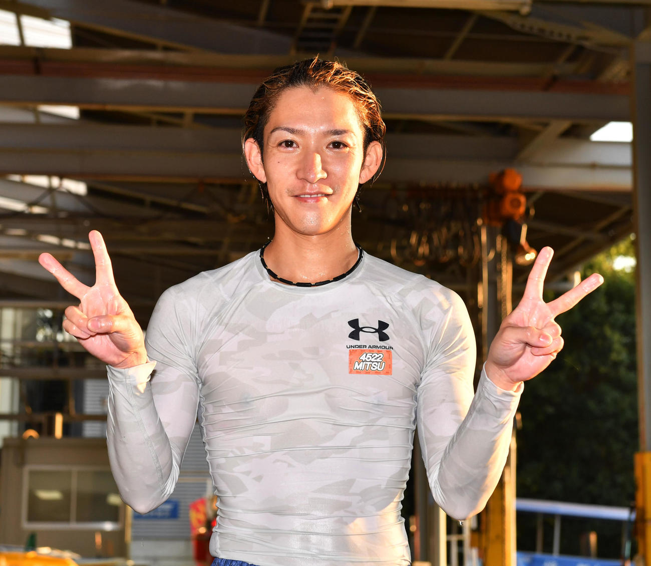 予選6Rで1着の古沢光紀は水神祭で水面に投げ込まれた後、Vサインして喜ぶ（撮影・柴田隆二）