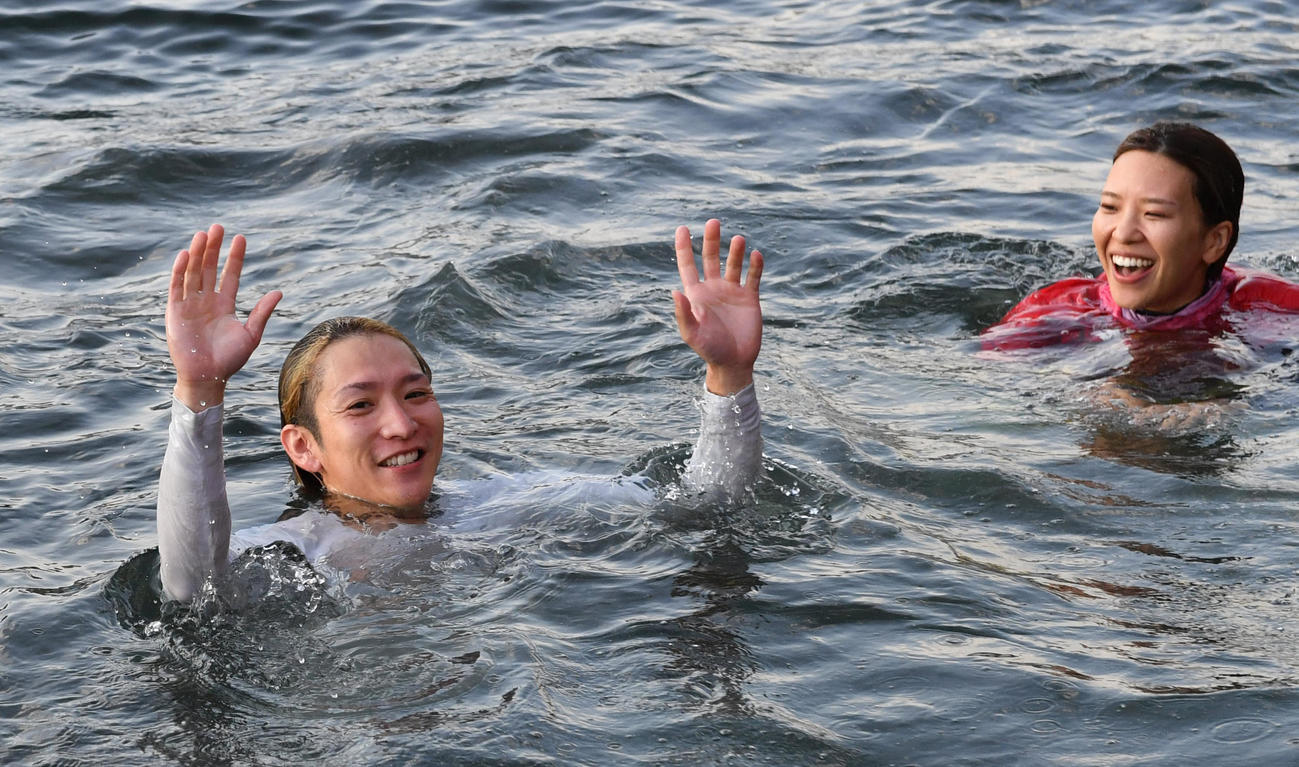 予選6Rで1着の古沢光紀は水神祭で水面に投げ込まれた。右は一緒に飛び込んだ小野生奈（撮影・柴田隆二）
