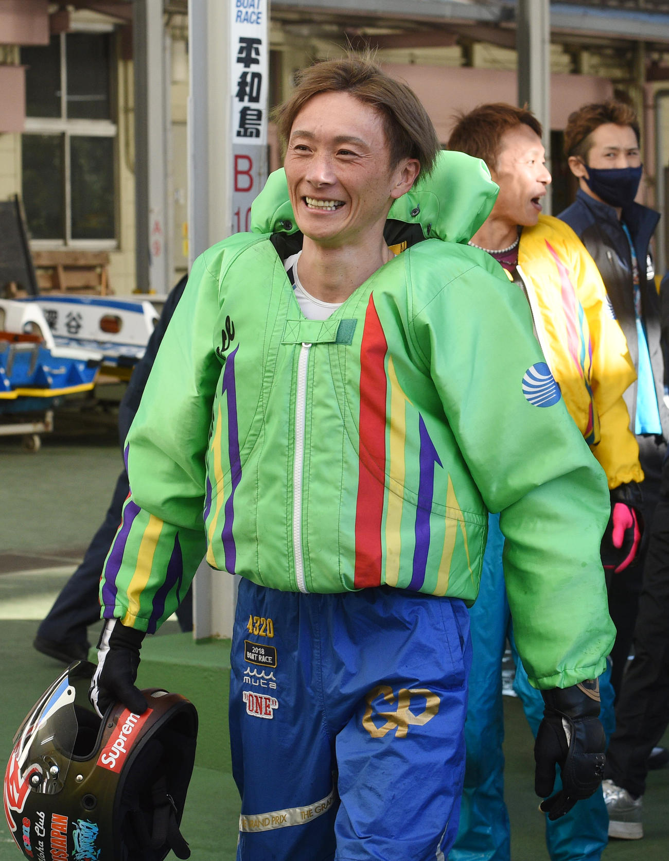 ダービー4日目予選　10Rで1着の峰竜太は笑顔を見せる（撮影・柴田隆二）