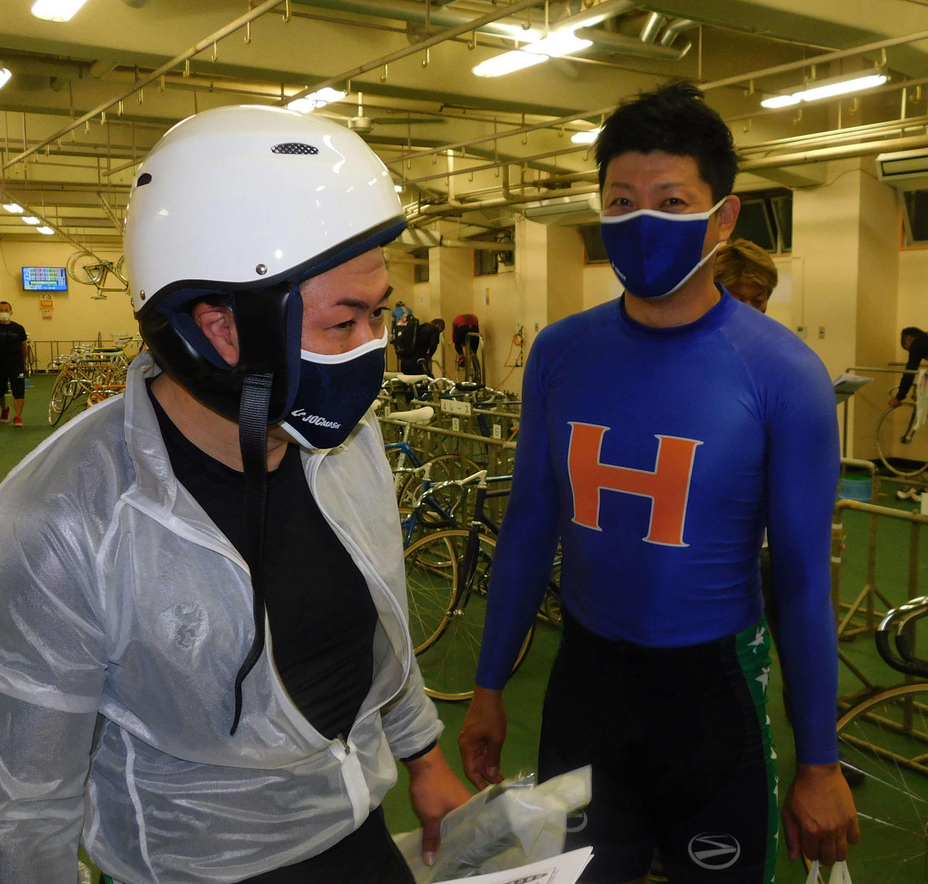 レースを振り返る柴田祐也（右）と高橋成英